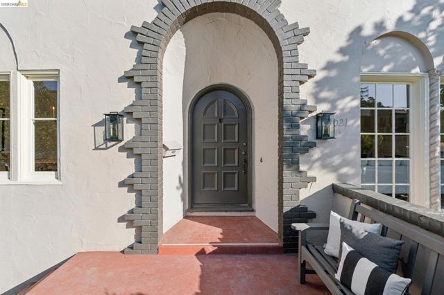 1021 Longridge Rd, Oakland, CA 94610