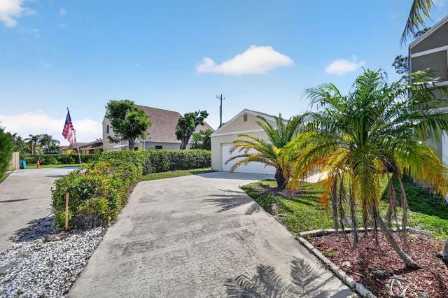 9 Corrie Place, Boynton Beach, FL 33426