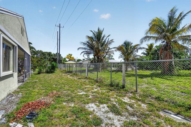9 Corrie Place, Boynton Beach, FL 33426