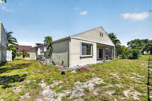 9 Corrie Place, Boynton Beach, FL 33426