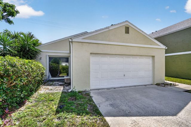 9 Corrie Place, Boynton Beach, FL 33426