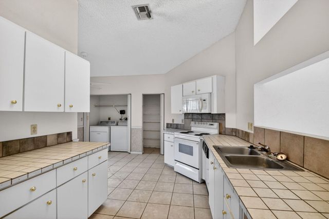 9 Corrie Place, Boynton Beach, FL 33426