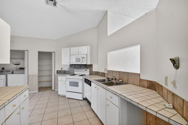 9 Corrie Place, Boynton Beach, FL 33426