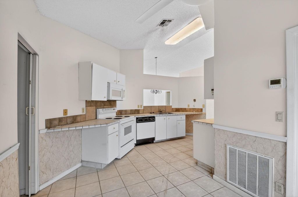 9 Corrie Place, Boynton Beach, FL 33426