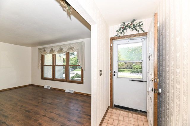 15070 W Mark DRIVE, New Berlin, WI 53151