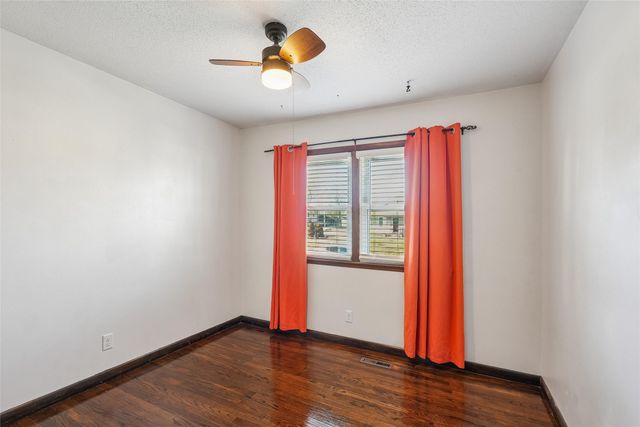 904 E 14th Street S, Newton, IA 50208