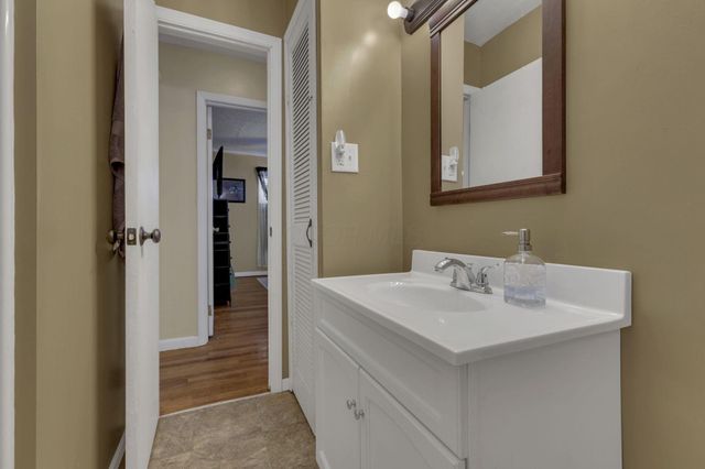 760 Lake Road SE, Lancaster, OH 43130