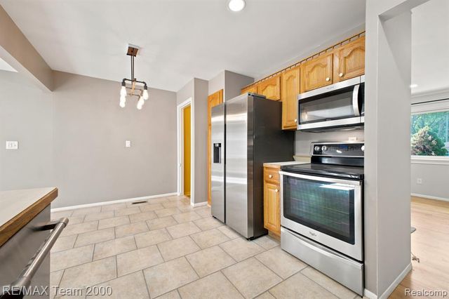 31906 Cambridge Street, Garden City, MI 48135