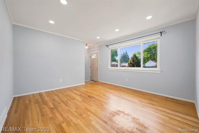 31906 Cambridge Street, Garden City, MI 48135