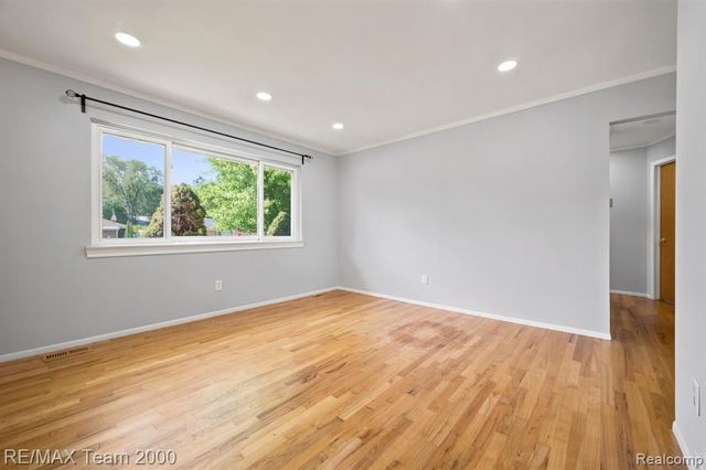 31906 Cambridge Street, Garden City, MI 48135