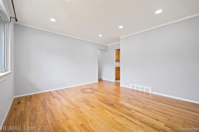 31906 Cambridge Street, Garden City, MI 48135