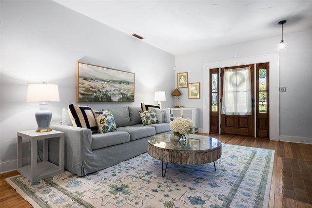 832 N Winnetka Avenue, Dallas, TX 75208