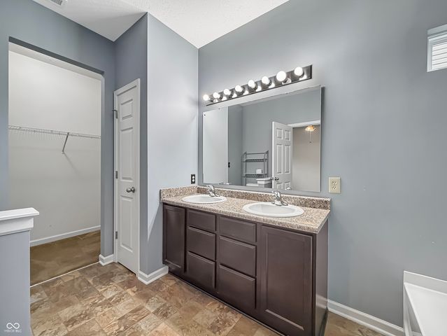 881 Sommersweet Run, Greenwood, IN 46143