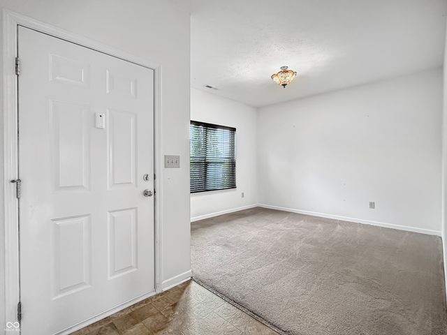 881 Sommersweet Run, Greenwood, IN 46143