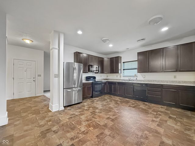 881 Sommersweet Run, Greenwood, IN 46143