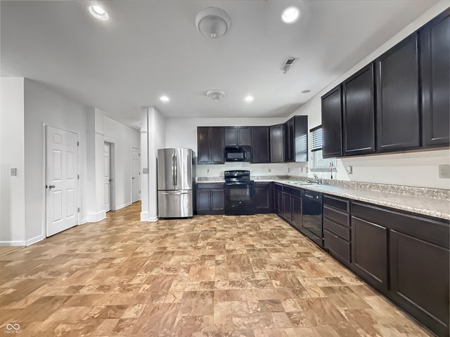 881 Sommersweet Run, Greenwood, IN 46143