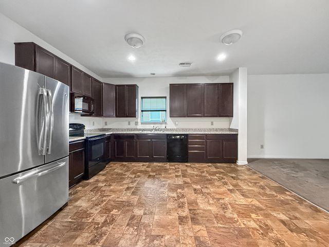 881 Sommersweet Run, Greenwood, IN 46143