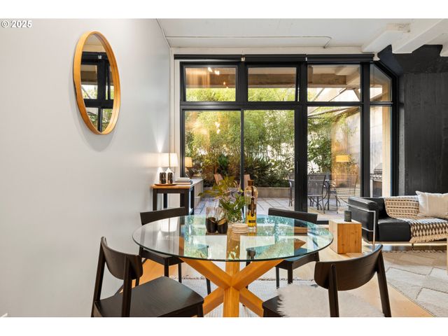 1400 Nw IRVING St 322, Portland, OR 97209