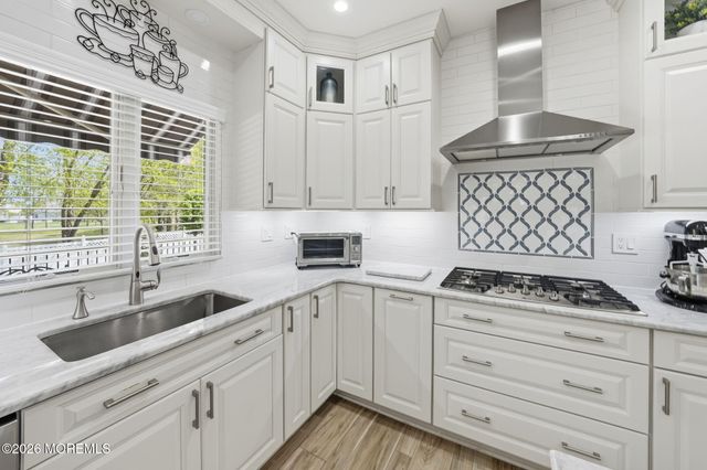 13 Bloomfield Road, Manalapan, NJ 07726