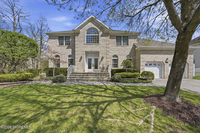 13 Bloomfield Road, Manalapan, NJ 07726