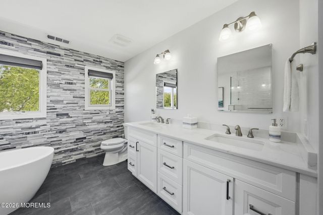 13 Bloomfield Road, Manalapan, NJ 07726