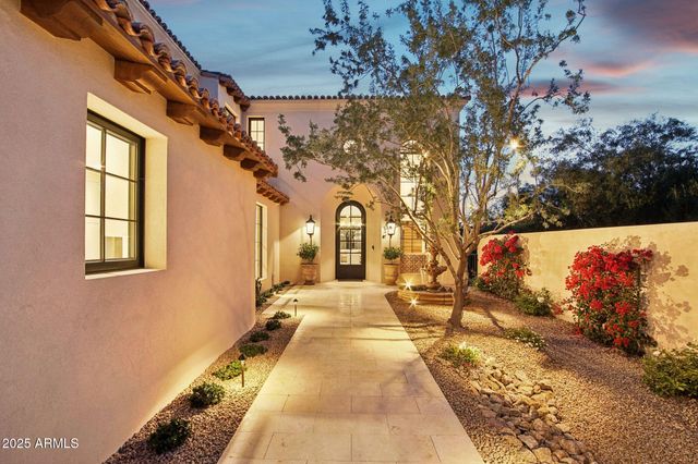 5830 N ECHO CANYON Lane, Phoenix, AZ 85018