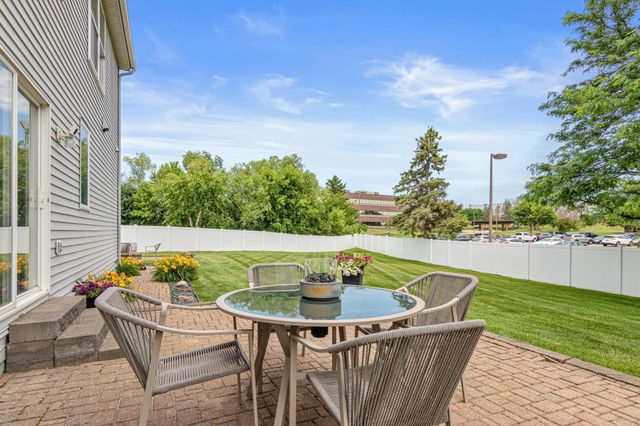 935 Earley Lake Place, Burnsville, MN 55306