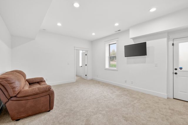 105 Brook Hollow Ct, Bon Aqua, TN 37025