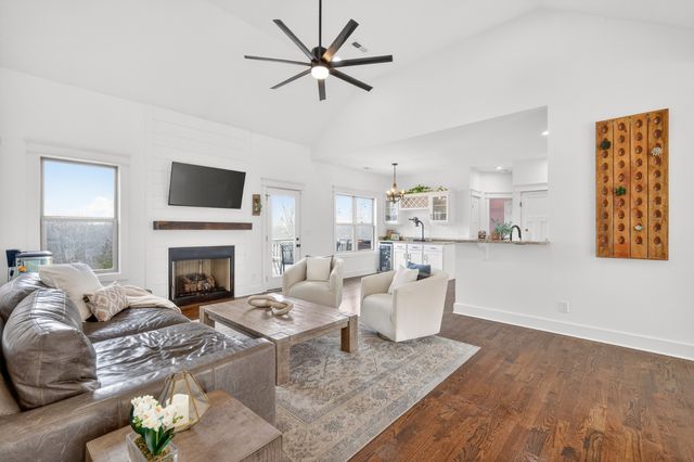 105 Brook Hollow Ct, Bon Aqua, TN 37025