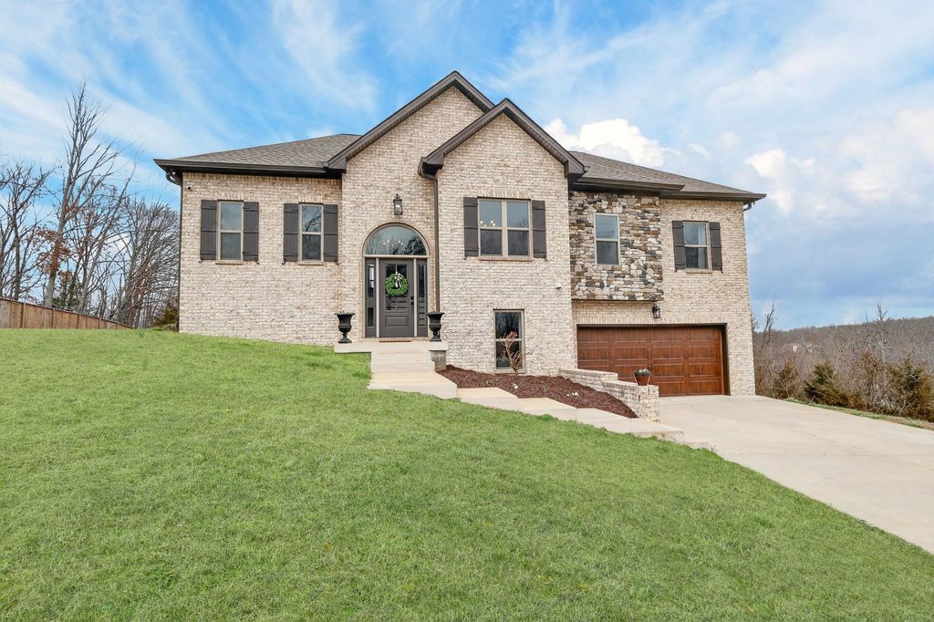 105 Brook Hollow Ct, Bon Aqua, TN 37025