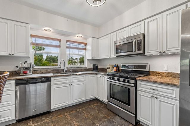 646 80TH AVENUE N, St Petersburg, FL 33702