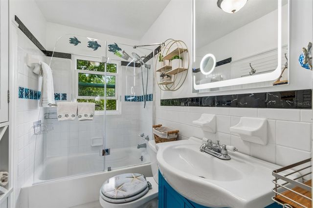 646 80TH AVENUE N, St Petersburg, FL 33702