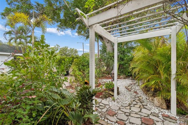 646 80TH AVENUE N, St Petersburg, FL 33702