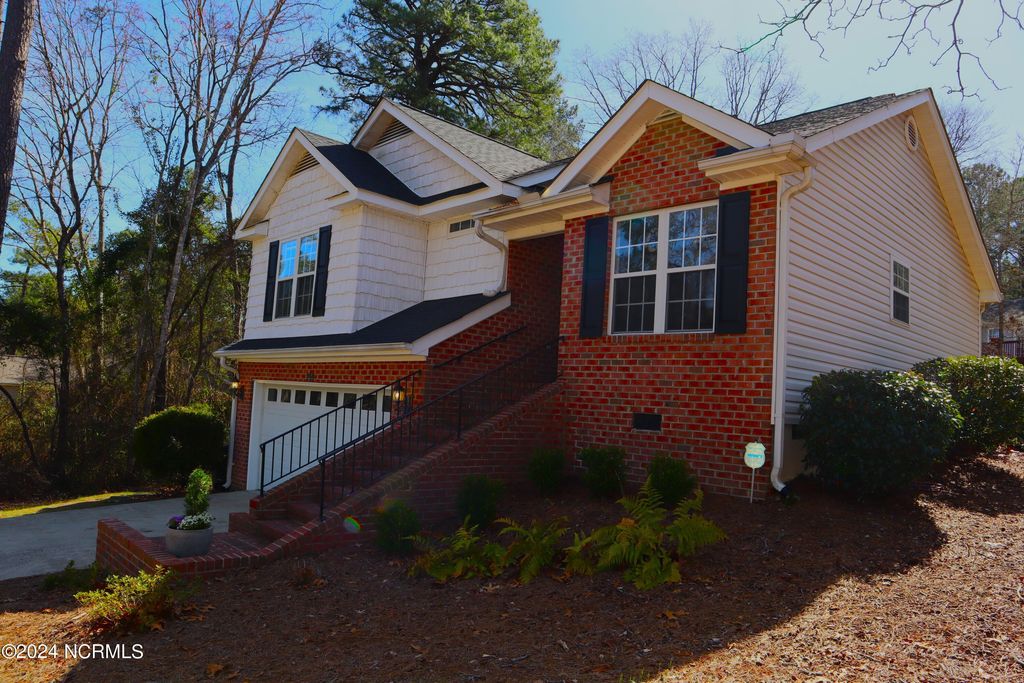 295 Sandhills Circle, Pinehurst, NC 28374