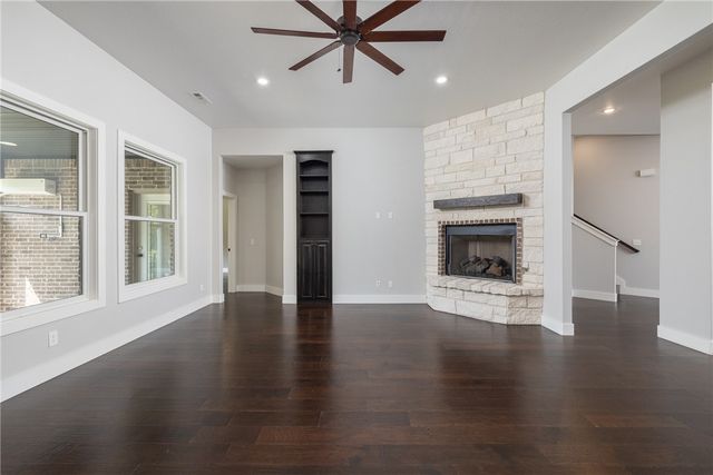 1801 N Candleshoe Drive, Fayetteville, AR 72701