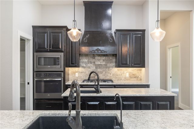 1801 N Candleshoe Drive, Fayetteville, AR 72701
