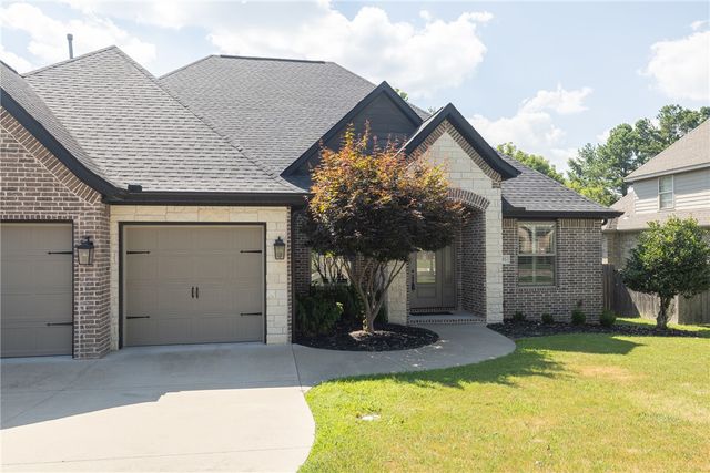1801 N Candleshoe Drive, Fayetteville, AR 72701