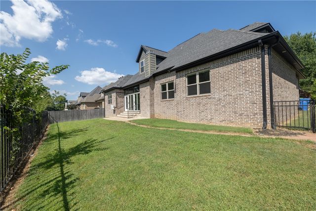 1801 N Candleshoe Drive, Fayetteville, AR 72701