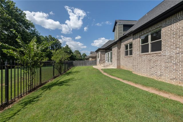 1801 N Candleshoe Drive, Fayetteville, AR 72701