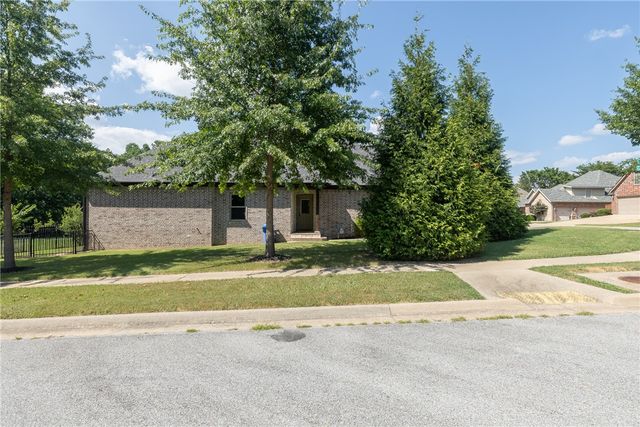 1801 N Candleshoe Drive, Fayetteville, AR 72701