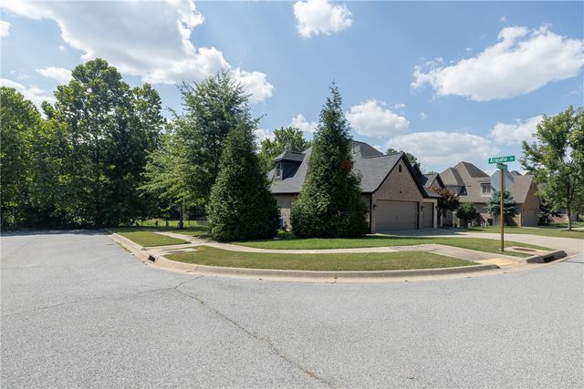 1801 N Candleshoe Drive, Fayetteville, AR 72701