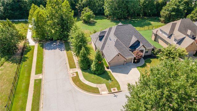 1801 N Candleshoe Drive, Fayetteville, AR 72701