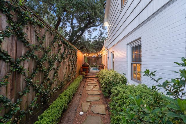 2419 Avalon Place, Houston, TX 77019