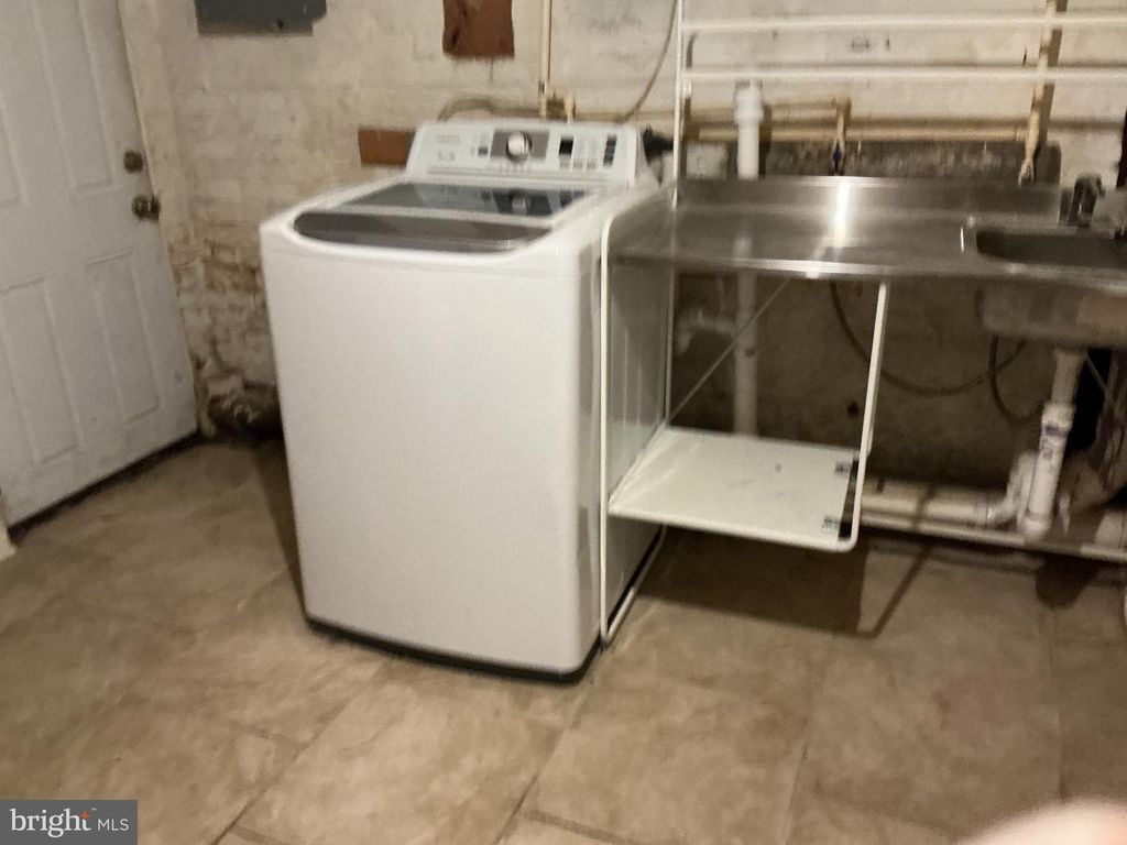 Image 3 of property listing at 5010 BELAIR RD, Baltimore, MD 21206