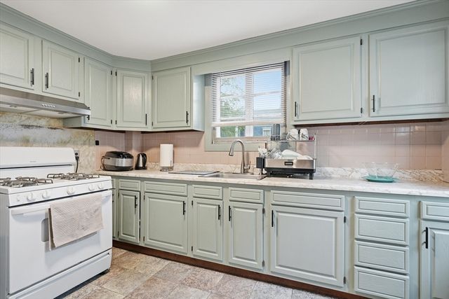 168 School St, Lowell, MA 01854