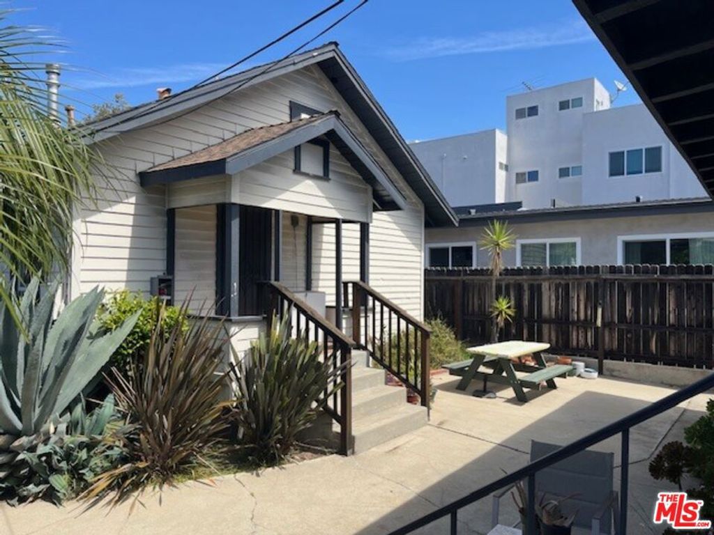 Image 5 of property listing at 2440 Chelsea Place, Santa Monica, CA 90404