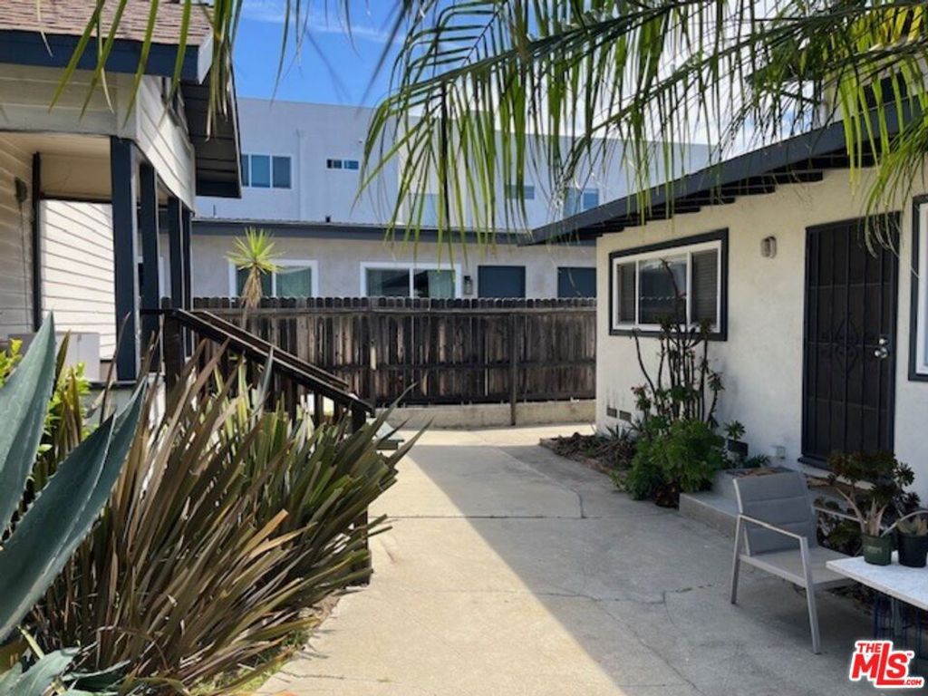 Image 6 of property listing at 2440 Chelsea Place, Santa Monica, CA 90404