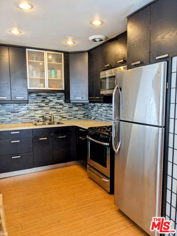Image 7 of property listing at 2440 Chelsea Place, Santa Monica, CA 90404