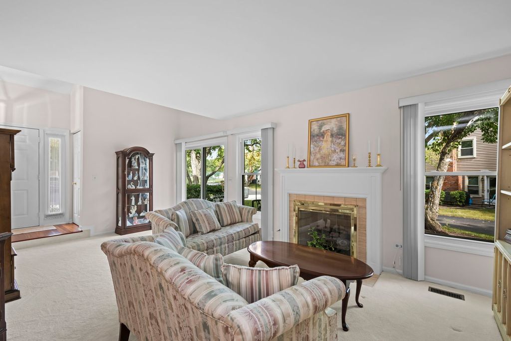 2017 N Charter Point Drive, Arlington Heights, IL 60004 — photo 2