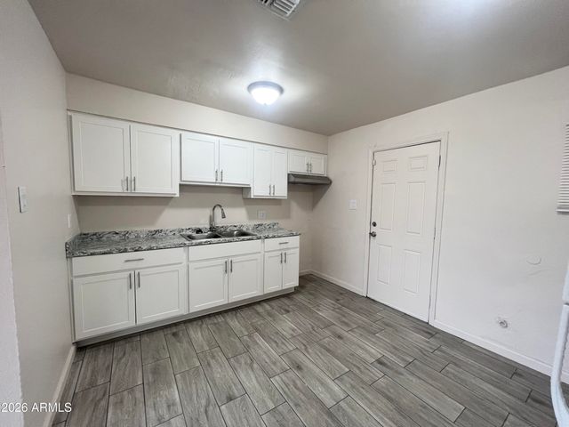 2233 E WOOD Street, Phoenix, AZ 85040